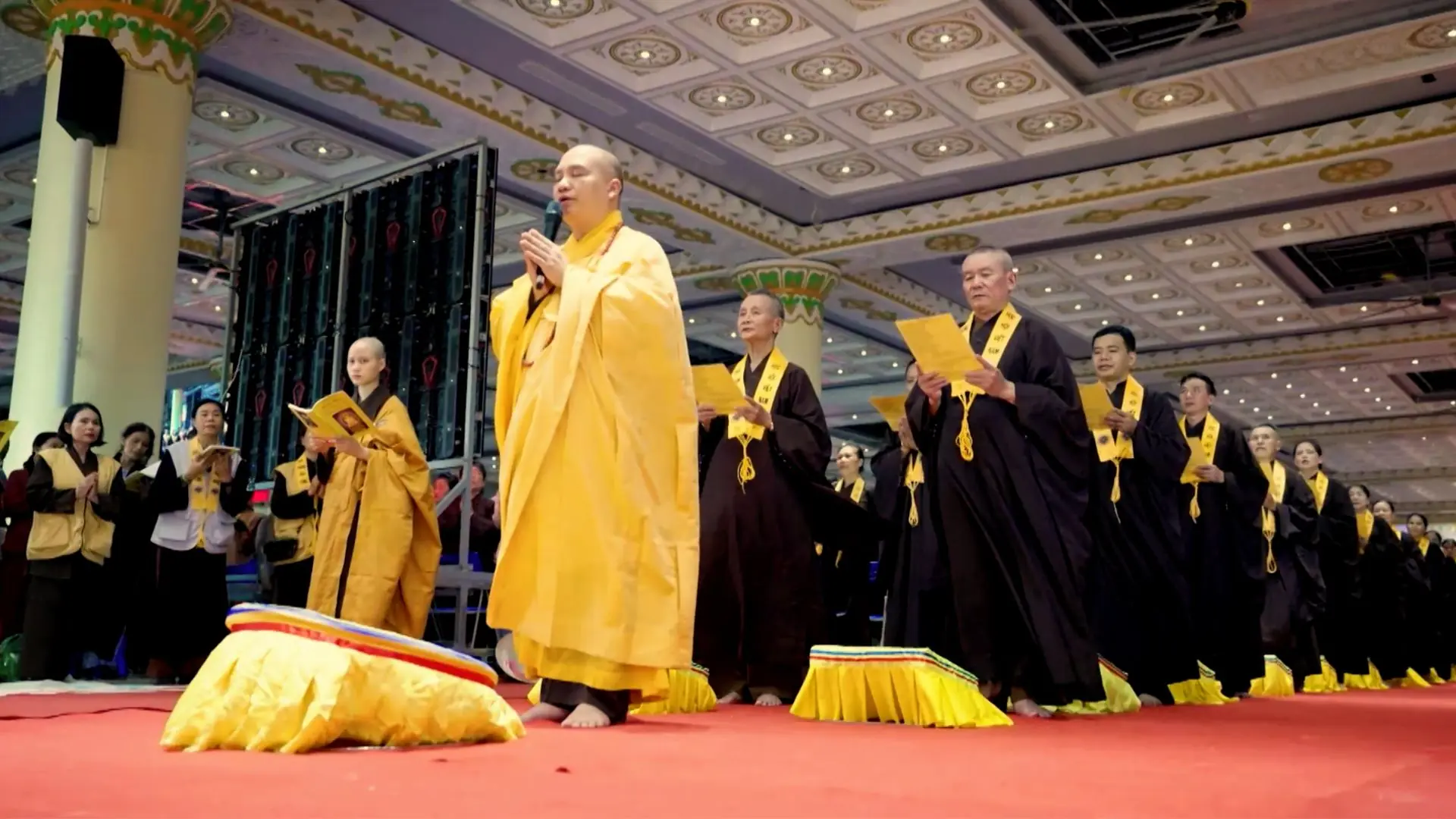 Lên chùa trong mùa Vu Lan 